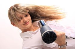 © Marcel Schauer - Fotolia.com Fönen Sie Ihre Haare nicht zu heiß