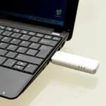 Prepaid-Surfstick im USB-Anschluss.