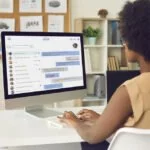 Frau schreibt am Mac-PC mit Universal-Messenger.
