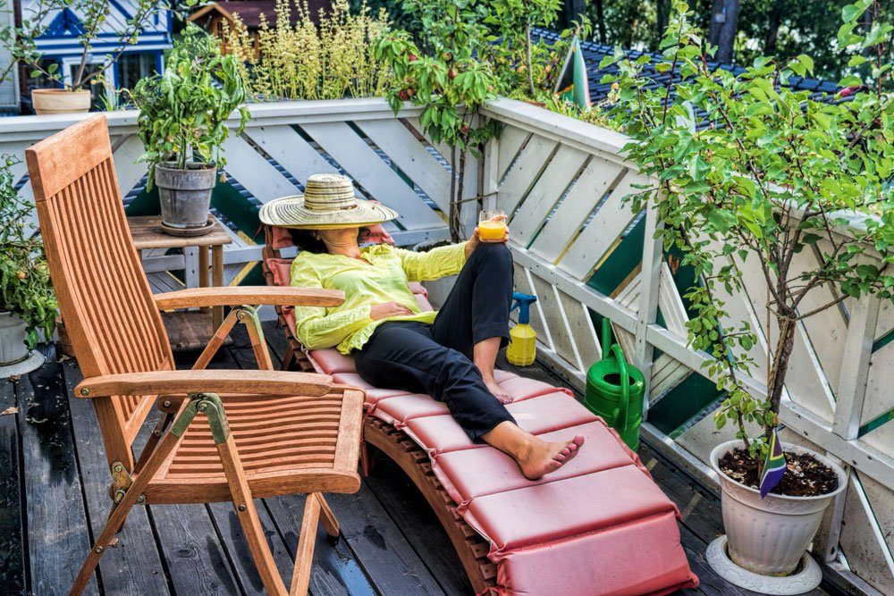 Frau macht Urlaub auf Balkonien.