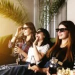 Frauen schauen Film mit LCD-Shutterbrillen.