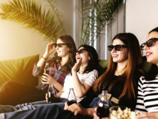 Frauen schauen Film mit LCD-Shutterbrillen.