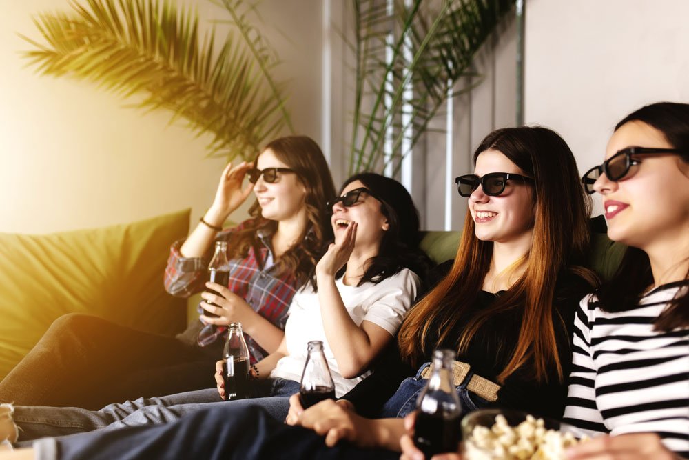 Frauen schauen Film mit LCD-Shutterbrillen.