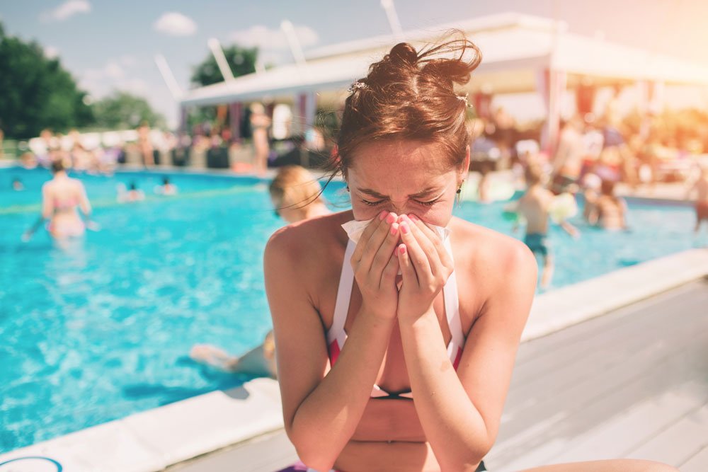 Frau im Strandbad hat Sommergrippe.