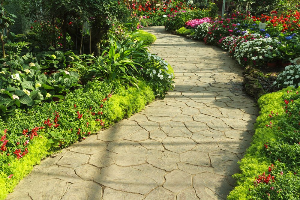 gartenweg planung naturstein tipps
