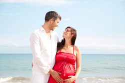 © detailblick - Fotolia.com Wasser in der Schwangerschaft - Bewegung lindert Beschwerden