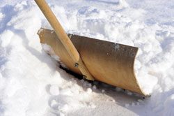 © Harald Lange - Fotolia.com Bauen Sie sich einen Schneeschieber