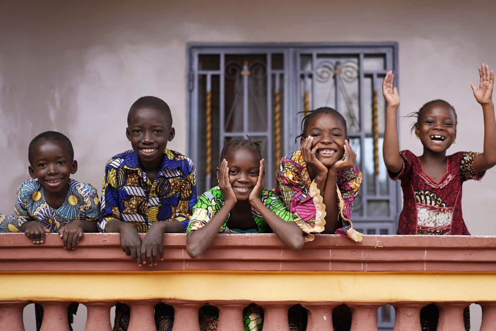 Afrikanische Kinder freuen sich über Spende.