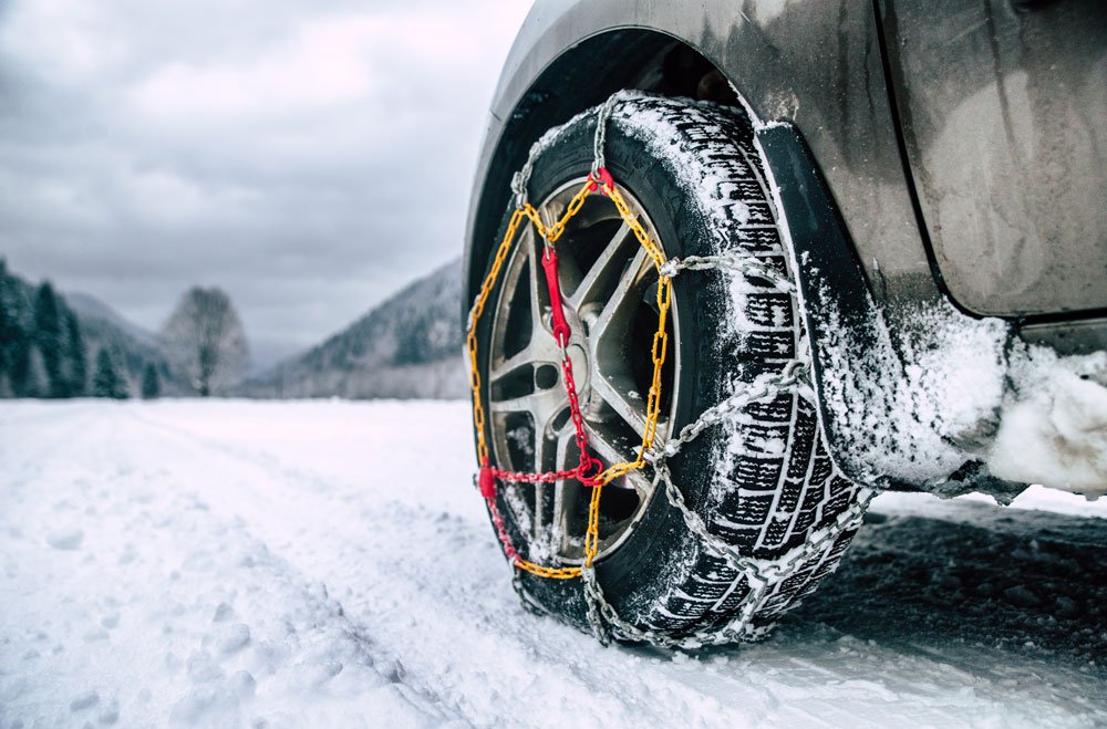 Winterfestes Auto mit Schneeketten.