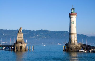 © VRD - Fotolia.com Hafeneinfahrt mit dem Bayerischen Löwen und dem Neuen Leuchtturm