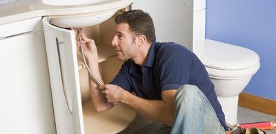 © Monkey Business - Fotolia.com Verbindungsröhrchen mit einer Quetschdichtung und Überwurfmutter befestigen