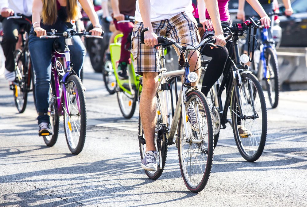 Große Menschen fahren Fahrrad.