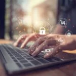 Internetnutzer arbeitet am geschützten Rechner.