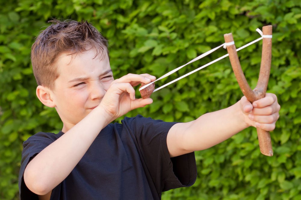 Spielender Junge verursacht Haftpflichtschaden.