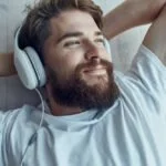 Mann mit Hifi-Kopfhörern hört Musik.