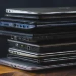 Laptops und Notebooks gestapelt.