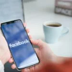 Frau befolgt Tipps zur sicheren Facebook-Nutzung.