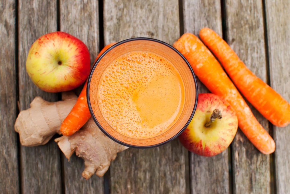 Vitaminbombe Apfel-Möhren-Drink im Glas.