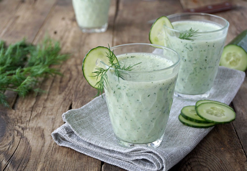 Gesunder Gurken-Buttermilch-Drink im Glas.