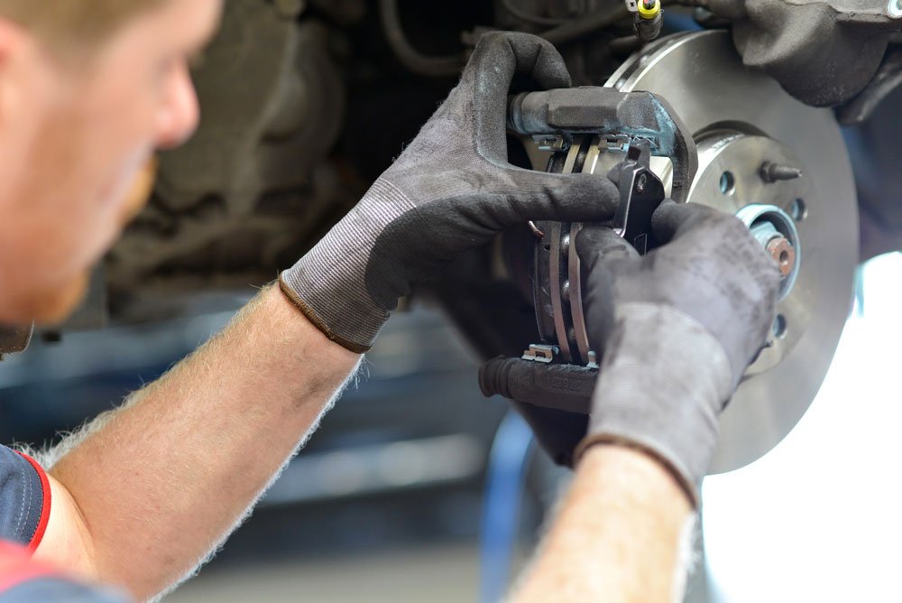 Fachmann überprüft quietschende Autobremsen.