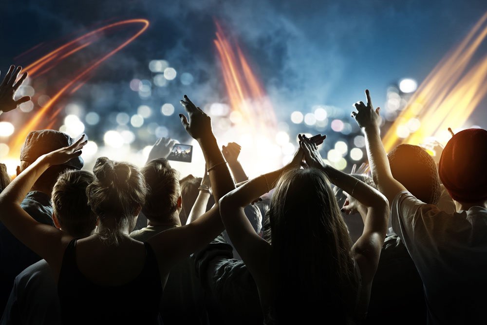 Junge Musikliebhaber in einem Konzert.