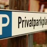 Schild weist auf Privatparkplatz hin.