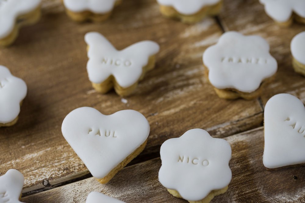 Hochzeitskekse mit Namen als Gastgeschenk. 