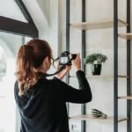 Frau macht Produktfoto selber.