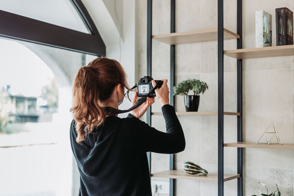 Frau macht Produktfoto selber.