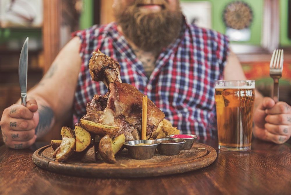 Mann beim Essen Schlafapnoe Ursachen