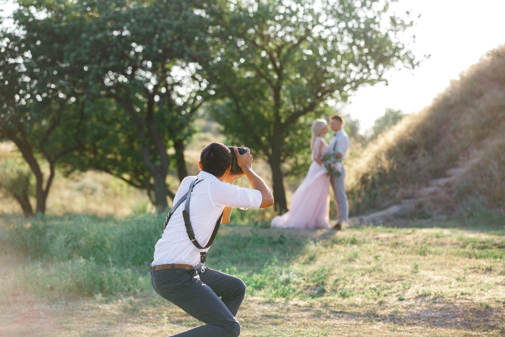 Fotograf beim Hochzeitsshooting Hochzeit Fotograf buchen